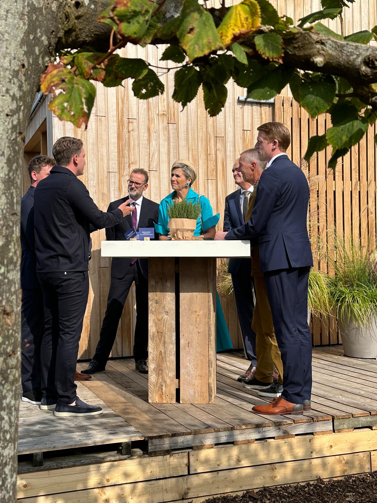 Van Kuiken en Koningin Máxima over biobased bouwen bij lancering CO₂-negatieve Smûk-woning